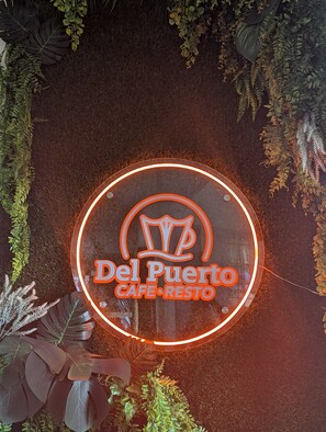 Neonreclame voor Del Puerto Cafe-Resto.