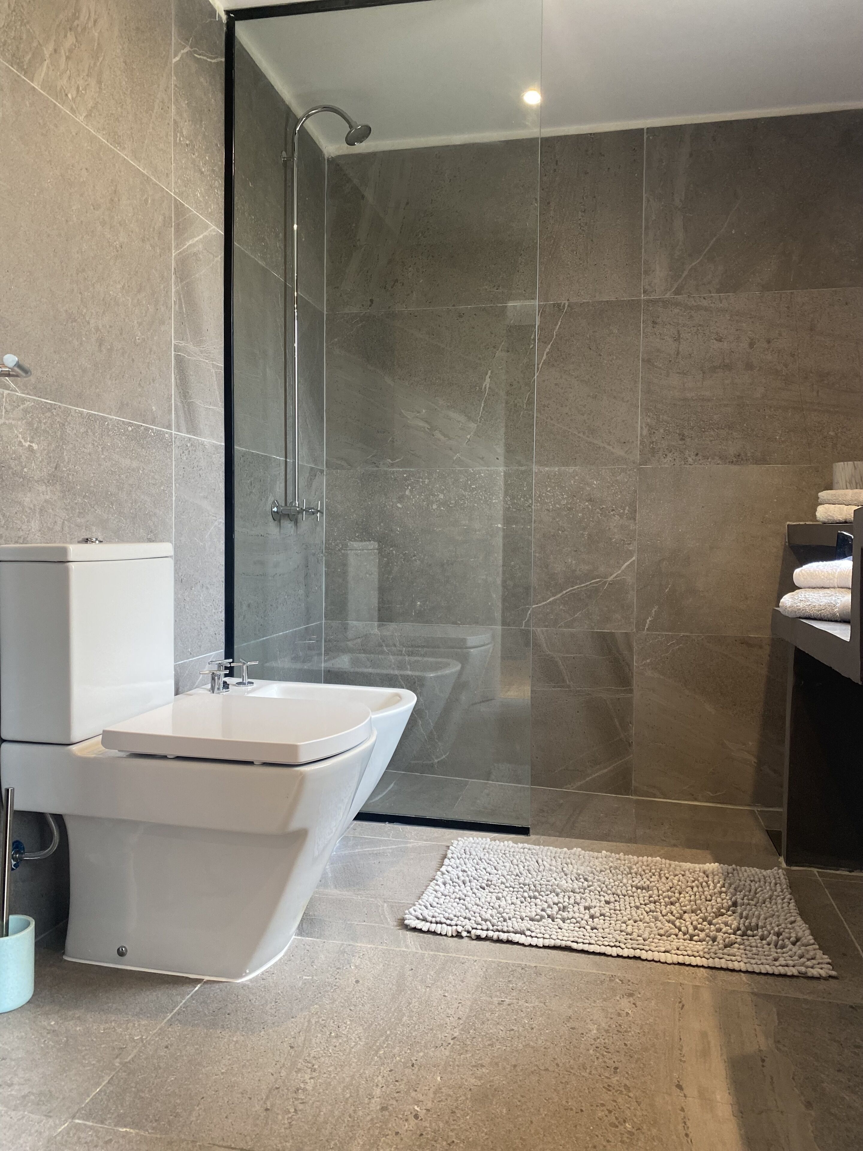 Douche, sèche-cheveux, bidet, serviettes fournies