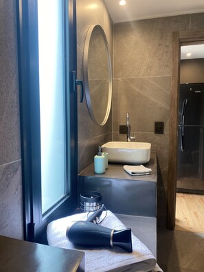 Shower, hair dryer, bidet, towels - Lofts de Freixas (Pilar)