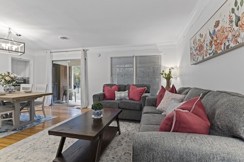 Harmony House 3bd 2bath newly remodeled Gem in peaceful neighborhood. 