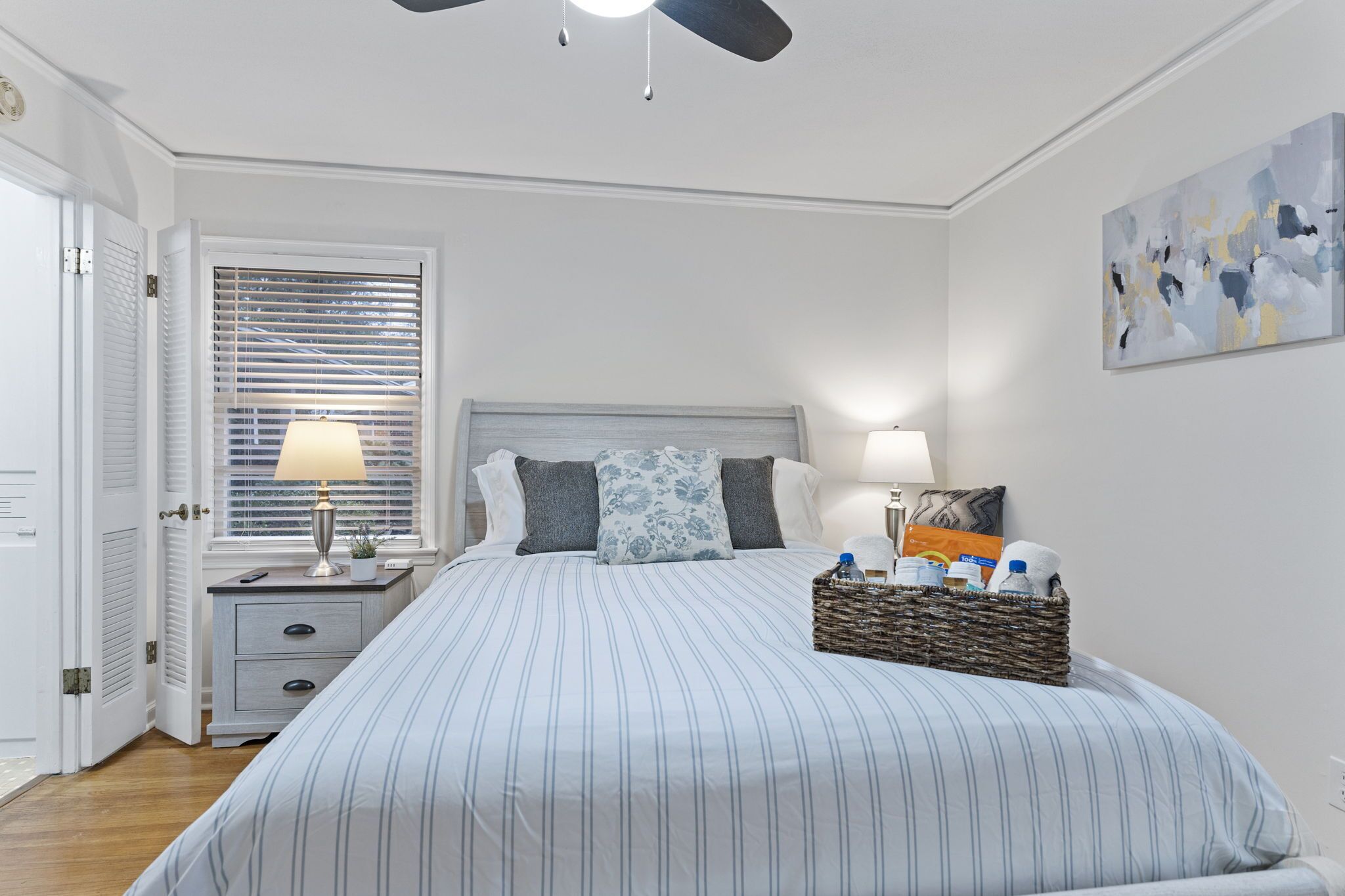 3 chambres, bureau, fer et planche à repasser, lit parapluie