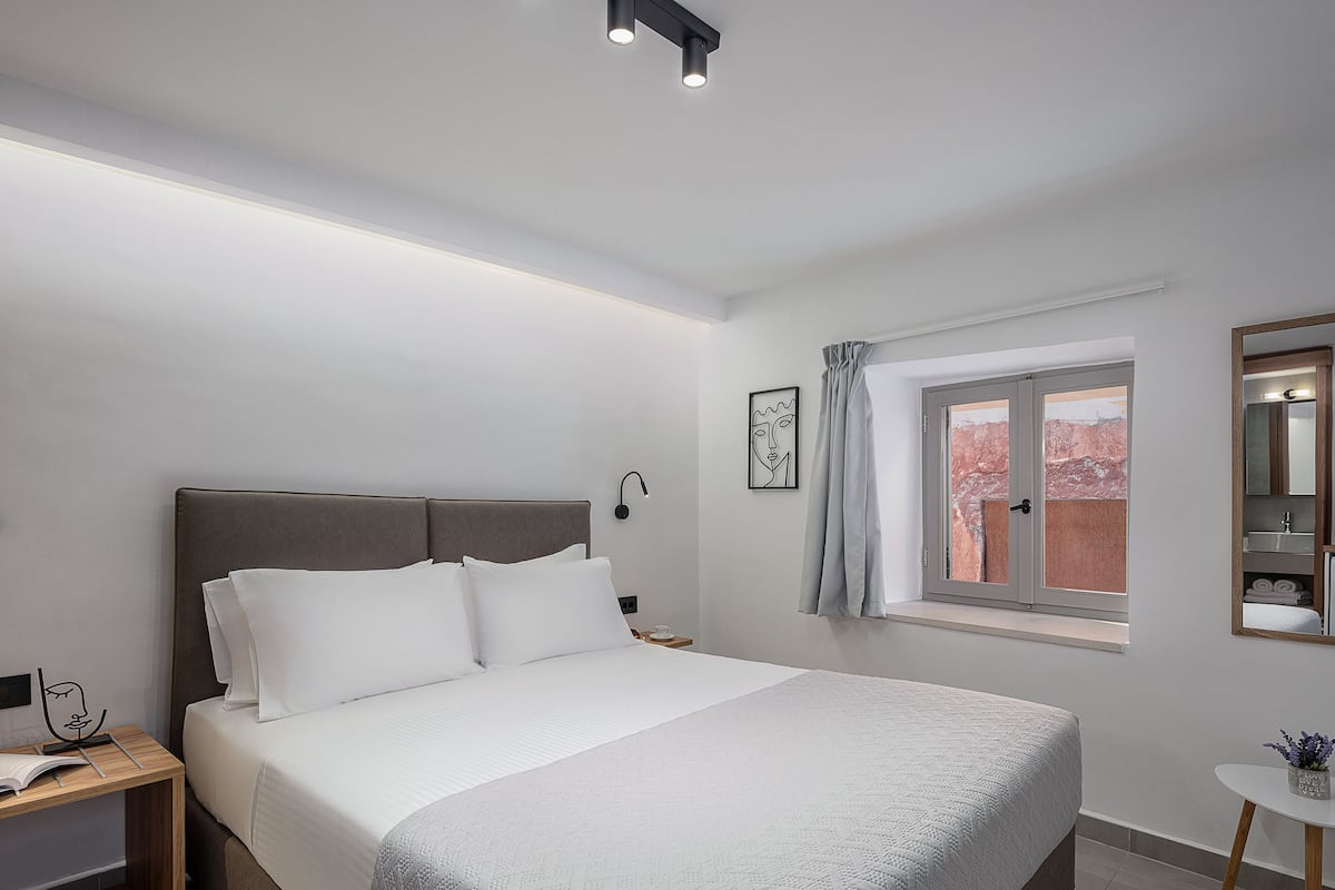Junior-Doppel- oder -Zweibettzimmer, Blick auf den Innenhof | Hochwertige Bettwaren, Daunenbettdecken, individuell dekoriert