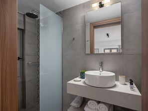 Een douche, een regendouche, een haardroger, pantoffels