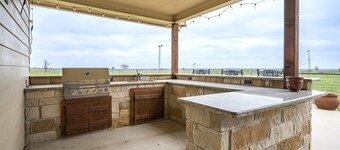 3 Bedroom House w/ Outdoor Entertainment Area & Horse Accommodations