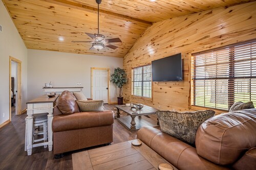 3 Bedroom House w/ Outdoor Entertainment Area & Horse Accommodations