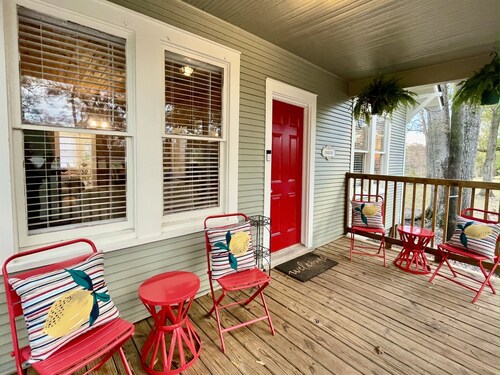 TWO Waterfront Cottages: 1 Modern, 1 Old-Fashioned + 2.5 acres on BAYOU!