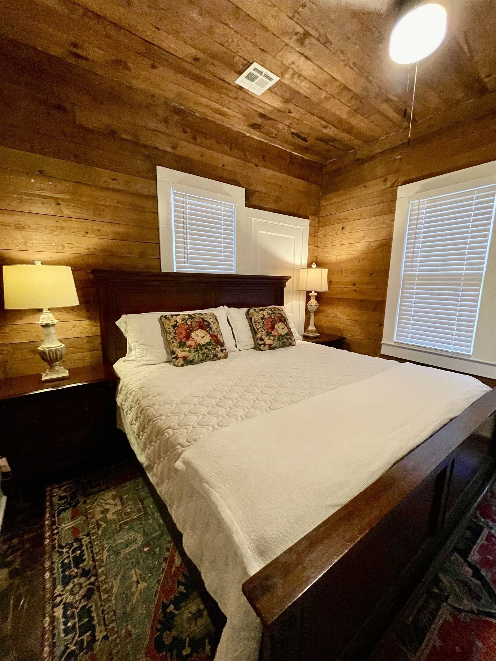 4 bedrooms, desk, iron/ironing board, free WiFi