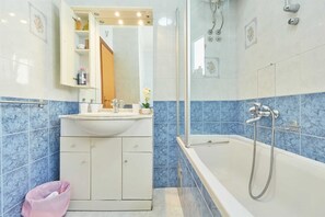 Douche, sèche-cheveux, serviettes fournies