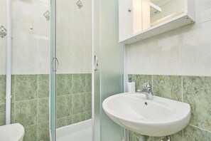 Dusj, hårføner og håndklær