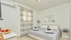 1 bedroom, WiFi (free), bed sheets - 6 Double Room in Villa Kate Dadić (Dubrovnik)
