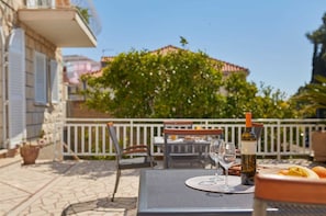 Outdoor dining - 6 Double Room in Villa Kate Dadić (Dubrovnik)