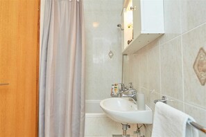 Shower, hair dryer, towels - 7 Double room with private external bathroom in Villa Kate Dadić (Dubrovnik)
