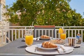 Outdoor dining - 7 Double room with private external bathroom in Villa Kate Dadić (Dubrovnik)