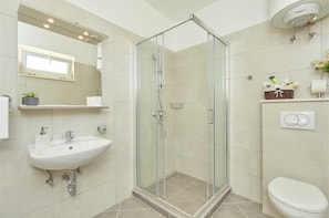 Dusche, Haartrockner, Handtücher