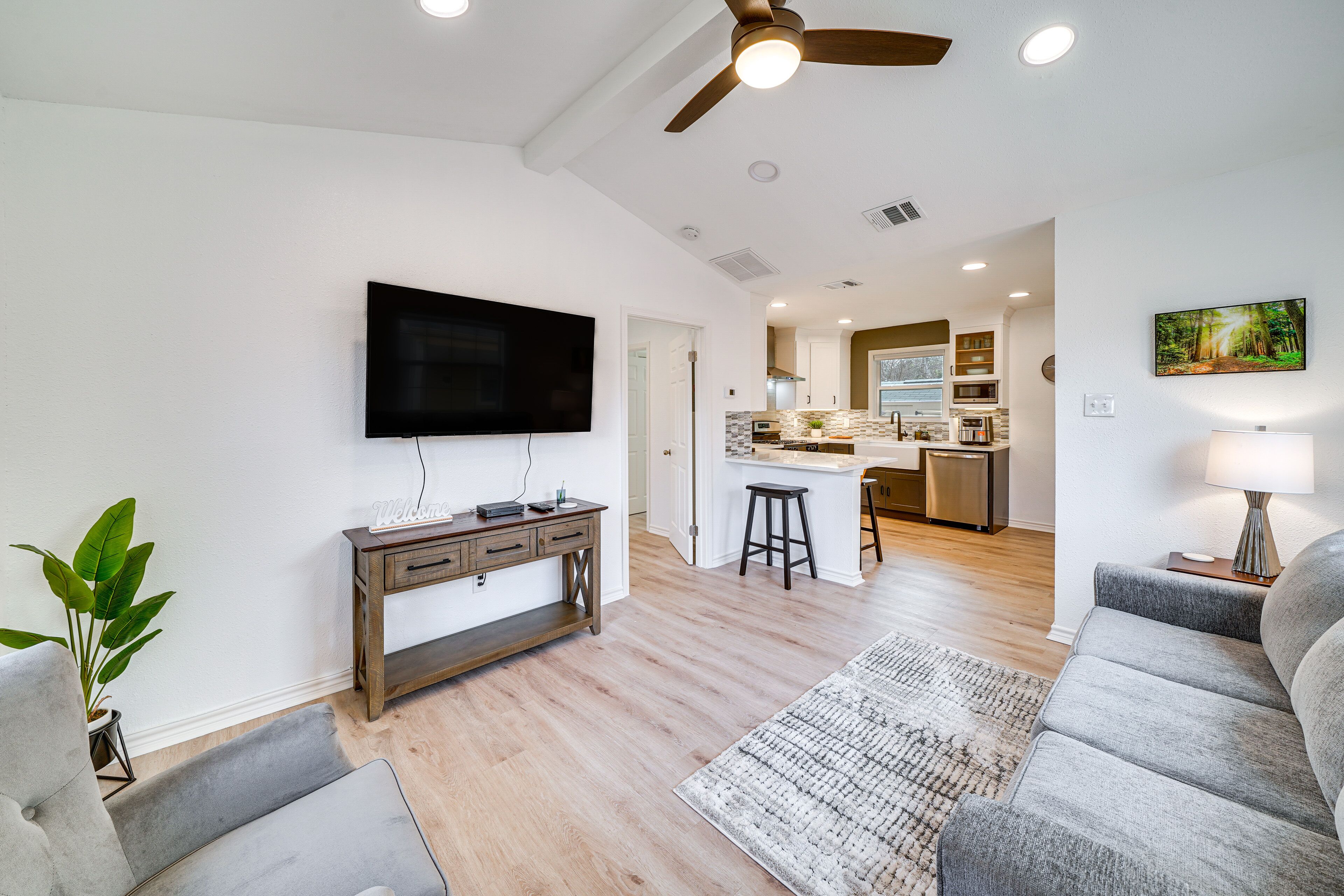 Modern San Antonio Cottage ~ 5 Mi to Downtown!