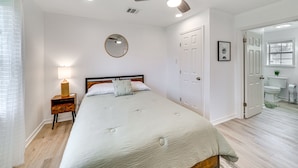 1 chambre, bureau, fer et planche à repasser, accès Internet