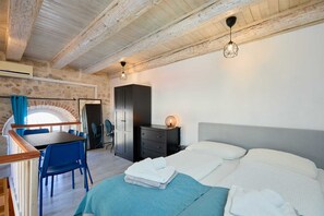 1 chambre, fer et planche à repasser, Wi-Fi gratuit, draps fournis