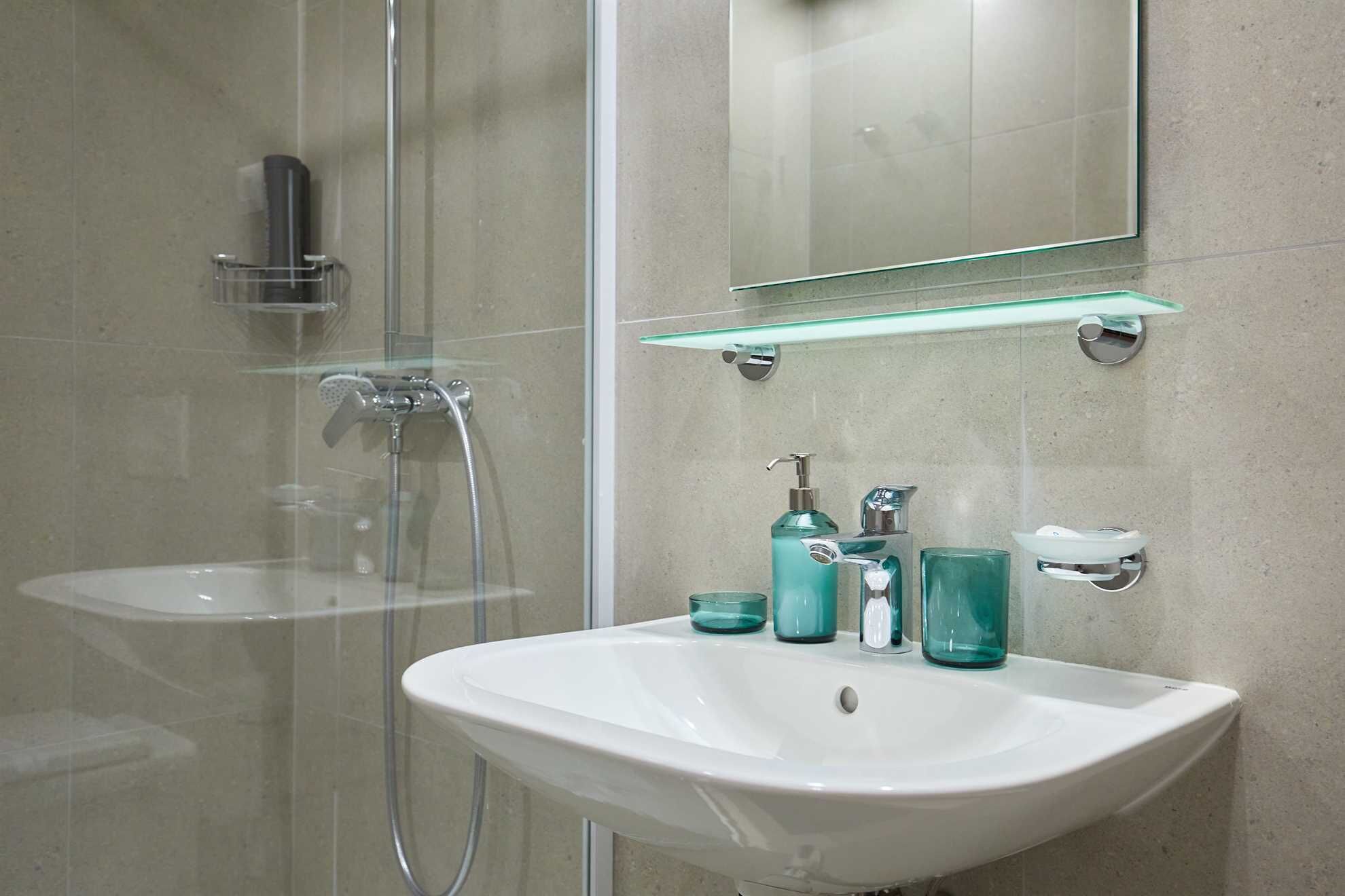 Ducha, secador de pelo y toallas