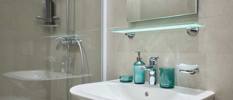 Dusche, Haartrockner, Handtücher