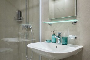 Dusj, hårføner og håndklær