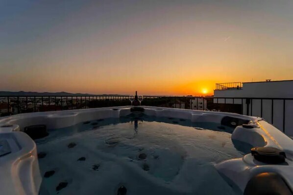 Outdoor spa tub