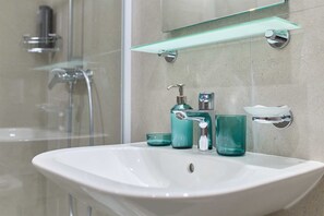 Shower, hair dryer, towels - R4 Superior double or twin room 2+1 pax DOMINIUM CITY SUITES (Dubrovnik)