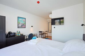 1 室のベッドルーム、デスク、WiFi (無料)、ベッドシーツ
