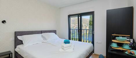 1 soverom, skrivebord, wi-fi (inkludert) og sengetøy