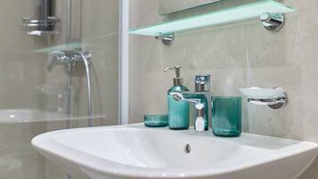 Suihku, hiustenkuivaaja, pyyhkeet