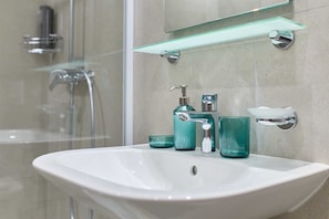 Dusj, hårføner og håndklær