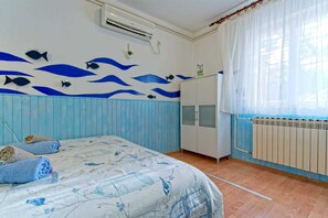 1 bedroom, free WiFi, bed sheets - Budget double room close to National Park & lakes (Mljet)
