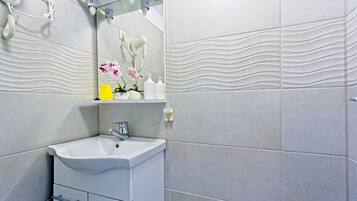 Een douche, een haardroger, handdoeken