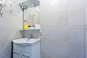 Douche, sèche-cheveux, serviettes fournies