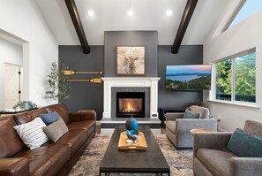 Smart-tv, een open haard, videospelletjes en een dvd-speler