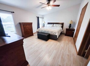 3 Schlafzimmer, Zimmersafe, Schreibtisch, WLAN