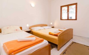 1 bedroom, desk, free WiFi, bed sheets