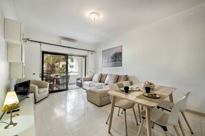 Apartment, 1 Bedroom, Balcony | Living room - Be my Guest Flat With Pool Acess (Lagoa)