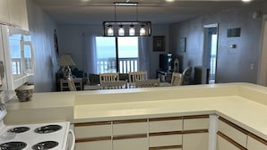 Kaffetrakter/tekoker, kjøleskap, mikrobølgeovn og ovn