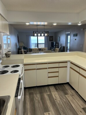 冷蔵庫、電子レンジ、オーブン、コンロ