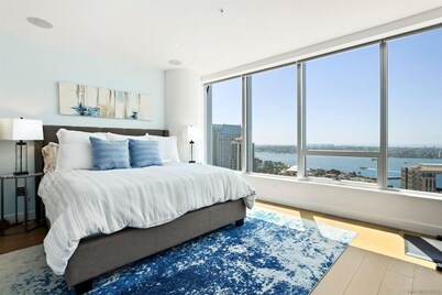 Luxurious 2-bedroom condo Waterfront Condo for the Ultimate San Diego Experience