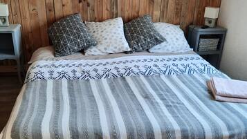 2 slaapkamers, een strijkplank/strijkijzer, gratis wifi, beddengoed