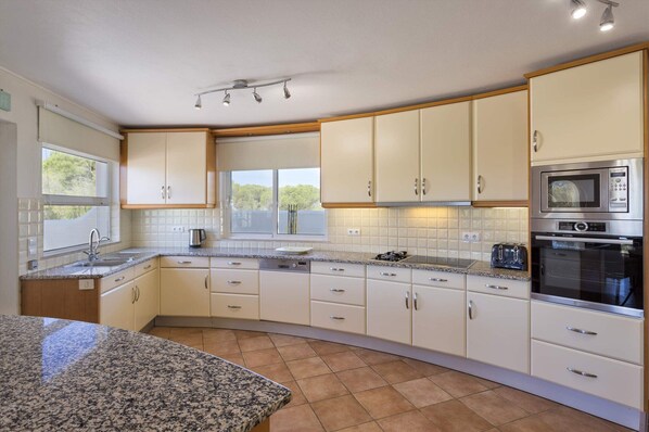 Fridge, oven, stovetop, dishwasher