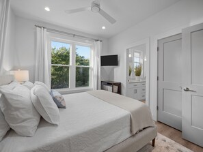 4 bedrooms, desk, WiFi, bed sheets - Luxe 4 Bedroom Home w/ Ocean views & Quick Private Beach Access in Surf City! (Surf City)