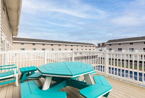 Outdoor dining - 30 Seconds to the Sand! SLEEPS 14, FREE Linens/Towels! Beach Cart/6 Beach Chairs (Ocean City)