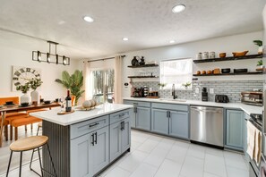 Réfrigérateur, micro-ondes, plaque de cuisson, lave-vaisselle