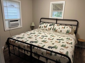 3 bedrooms, iron/ironing board, WiFi, bed sheets - Charming 3-bedroom camp in peaceful Verona Beach (Verona Beach)