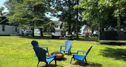 Charming 3-bedroom camp in peaceful Verona Beach