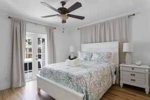 3 quartos, escrivaninha, ferros/tábuas de passar roupa, berço de viagem