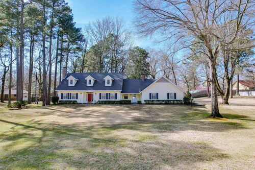 Expansive Texarkana Home w/ Yard: Near Golf!