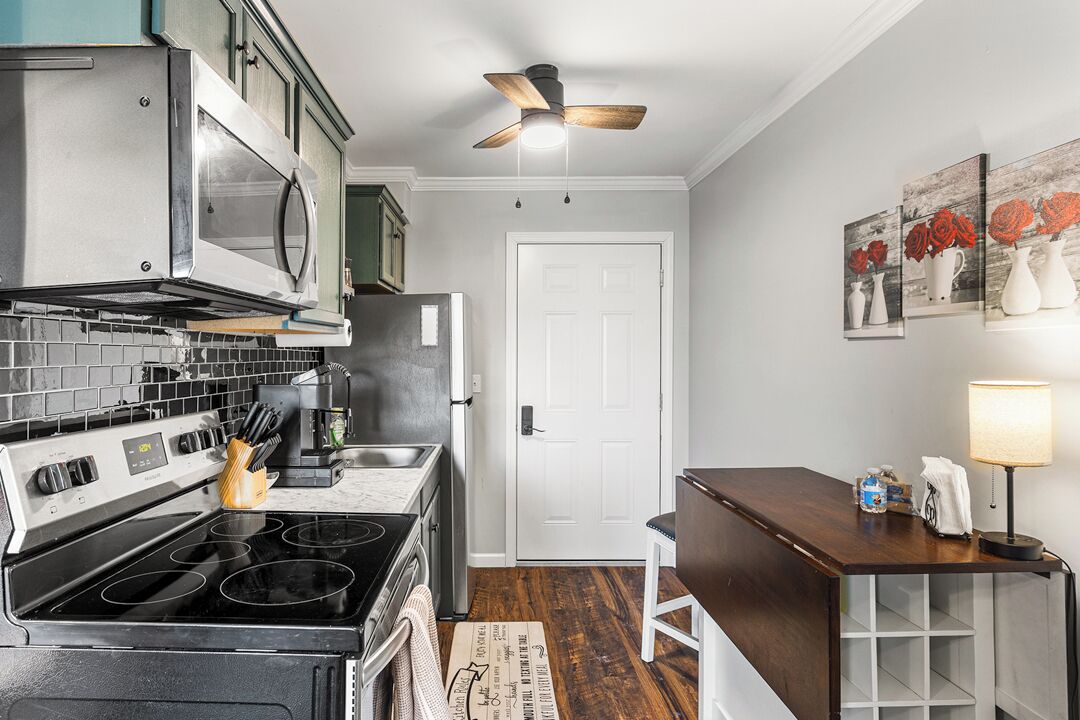 冰箱、微波炉、烤箱、炉灶